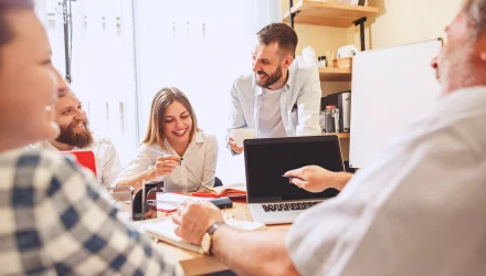 travail equipe photo jeunes entrepreneurs travaillant nouveau projet au bureau scaled 1 IFSO